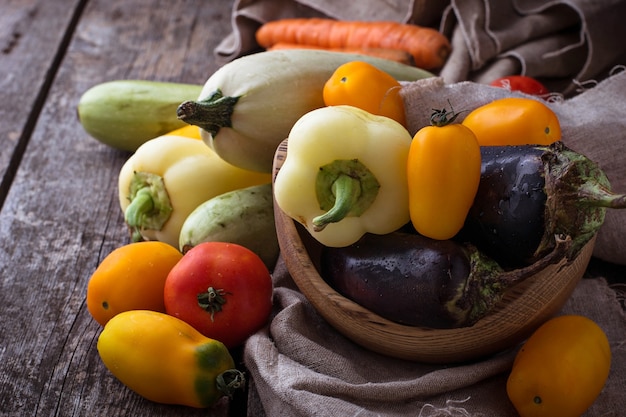 Verdura fresca, zucchine, melanzane, pomodoro, pepe. Messa a fuoco selettiva