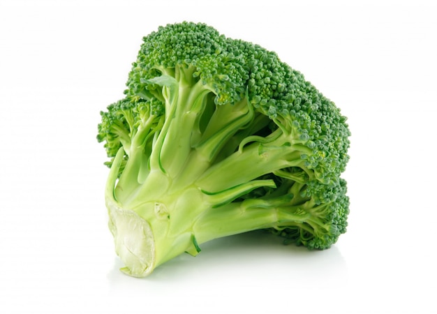 Verdura verde del cavolo dei broccoli isolata su bianco