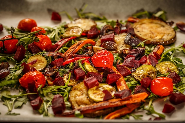 Verdure al forno con rucola fresca