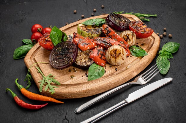 Verdure alla griglia e funghi su fondo di legno