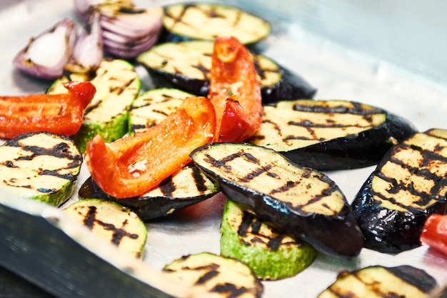 Verdure arrosto melanzane zucchine peperoni e cipolle