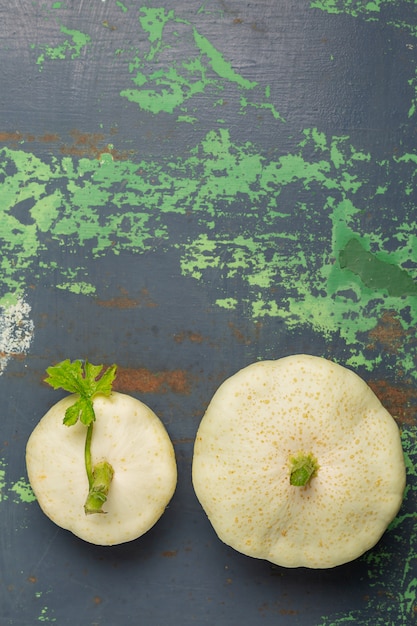 Verdure bianche della zucca su vecchio ferro