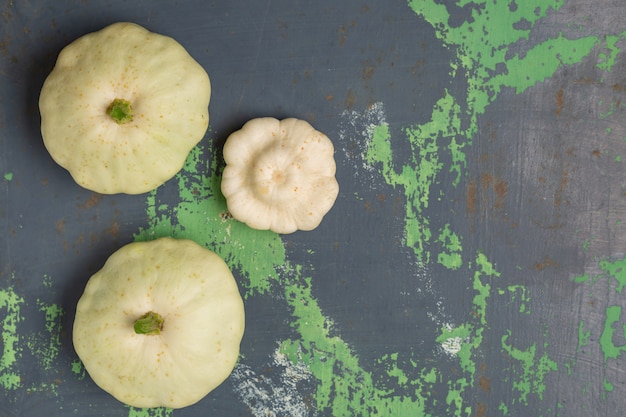 Verdure bianche della zucca su vecchio ferro