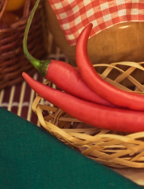 Verdure biologiche di peperoncino rosso e concetto in stile alimentare sano