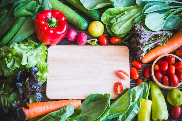 Verdure biologiche fresche e spazio legno