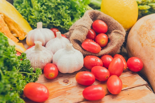 Verdure biologiche fresche per cucinare insalata. Dieta e cibo sano. Cornucopia del raccolto autunnale nella stagione autunnale.