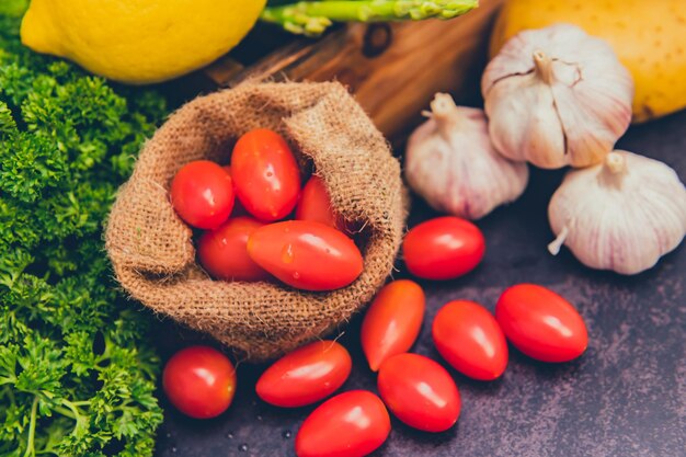 Verdure biologiche fresche per cucinare insalata. Dieta e cibo sano. Cornucopia del raccolto autunnale nella stagione autunnale.