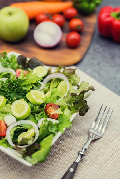 Verdure biologiche fresche per cucinare insalata. dieta e cibo sano. Stagione della cornucopia del raccolto autunnale.