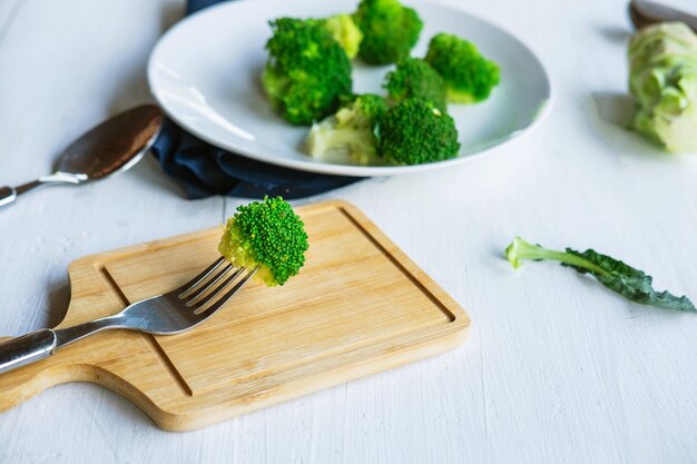 Verdure broccoli per la salute sul tavolo della cucina