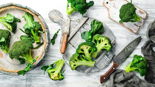 Verdure Broccoli verdi freschi su fondo di legno bianco Stile rustico Vista dall'alto