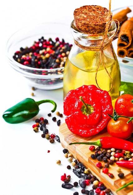 Verdure con accessori da cucina su uno sfondo bianco