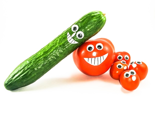 Verdure con facce antropomorfe su sfondo bianco