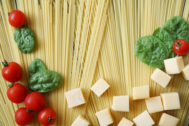 Verdure con pasta italiana maccheroni spinaci pomodorini formaggio