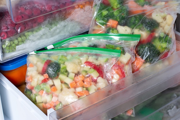 Verdure congelate in sacchetti, alimenti dietetici sani e freddi, naturali. Cibo surgelato.