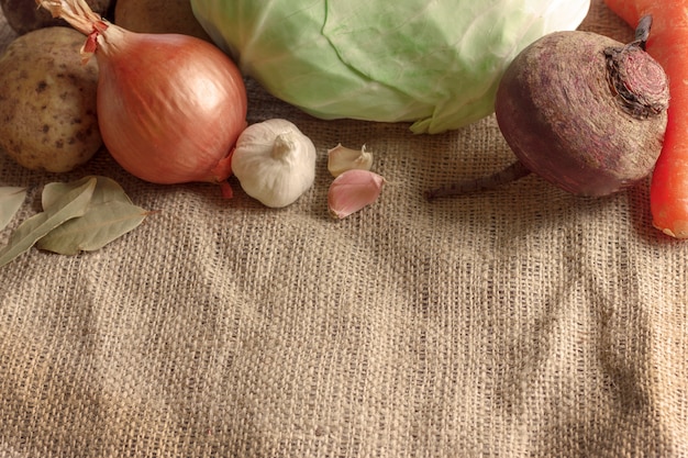 Verdure crude per zuppa di barbabietole borscht.