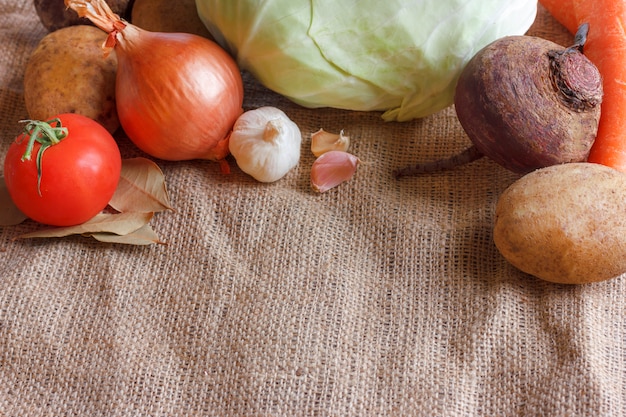 Verdure crude per zuppa di barbabietole borscht.