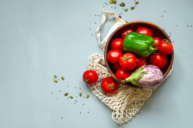 Verdure di cibo sano su sfondo grigio