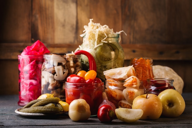 Verdure di fermentazione in barattoli