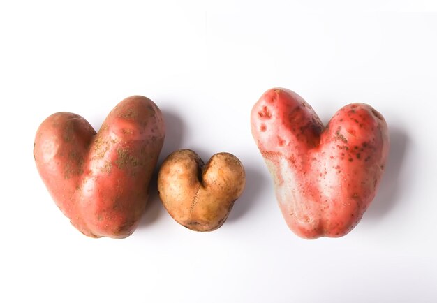 Verdure di patate crude a forma di cuoreSpazio di copia vista dall'alto