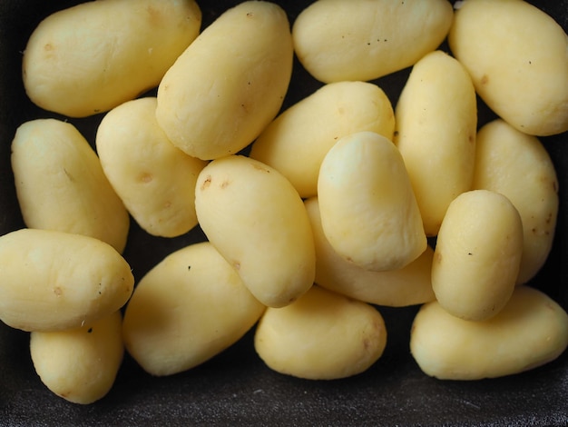 Verdure di patate in una vasca