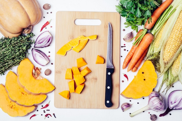 Verdure di stagione autunnali, spezie ed erbe aromatiche. Cucinare il concetto di cibo sano o vegetariano.