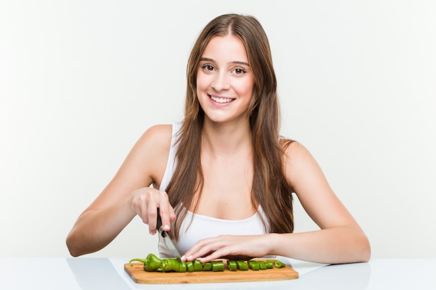 Verdure di taglio giovane donna caucasica