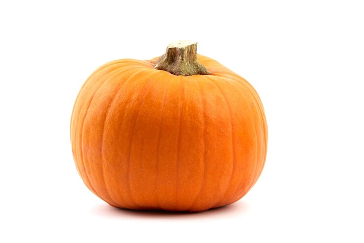 Verdure di zucca arancione fresca isolata su sfondo bianco