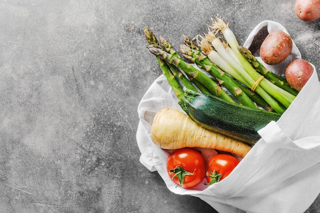 Verdure differenti nella borsa del tessuto su gray