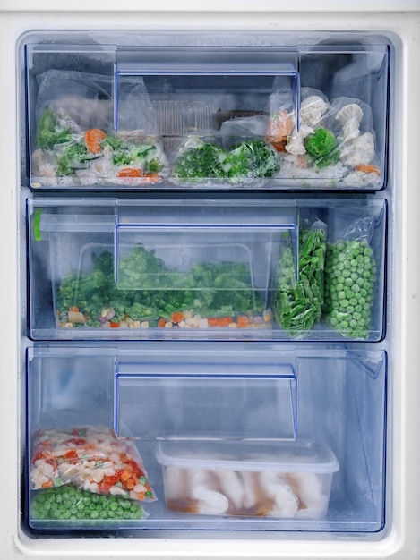 Verdure diverse nel congelatore frigorifero