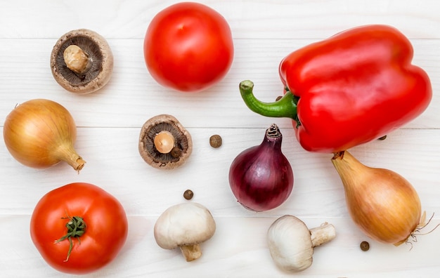 Verdure diverse sul tavolo di legno bianco Vista dall'alto Sfondo alimentare