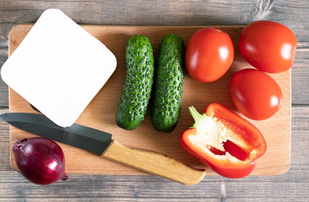 Verdure e brynza per la tradizionale insalata shopska bulgara su tavola di legno Vista orizzontale dall'alto