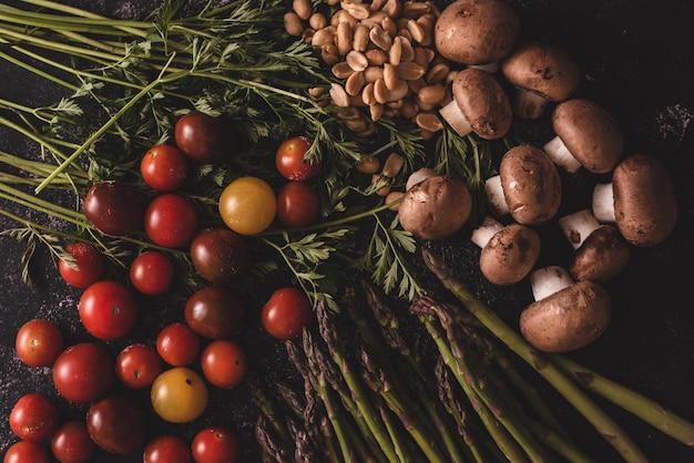 Verdure e cibi sani su un tavolo pronto per la cottura