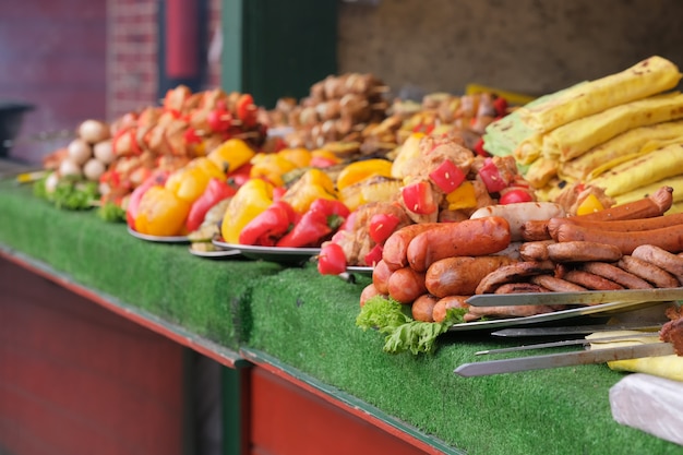 Verdure e cibo nel mercato di strada