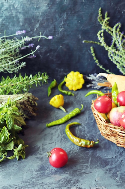 Verdure e frutta in un cesto erbe aromatiche verdi su una tavola di legno stagione del raccolto