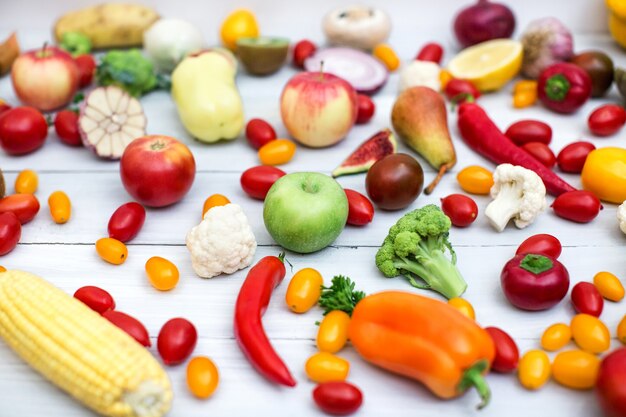 Verdure e frutta su una tavola di legno bianca