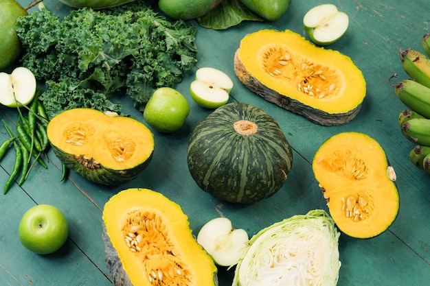 Verdure e frutta verdi fresche su fondo di legno verde