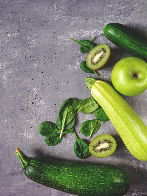 Verdure e frutta verdi su un fondo di cemento grigio