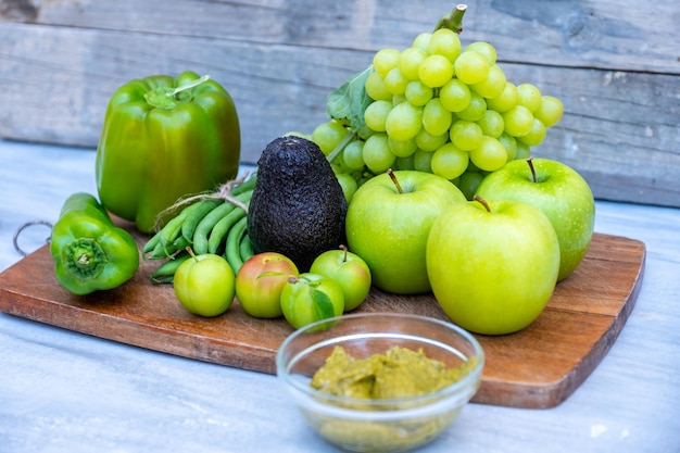 Verdure e frutta verdi su un tavolino da taglio