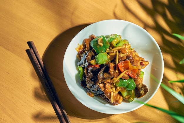 Verdure e funghi shiitake in salsa agrodolce. Cucina cinese.