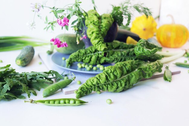 Verdure ed erbe organiche fresche di stagione per cucinare il concetto di cibo sano per il pranzo vegetariano