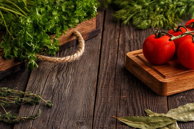 Verdure, erbe e spezie sulla tavola di legno