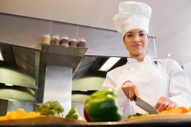 Verdure femminili di taglio del cuoco unico in cucina