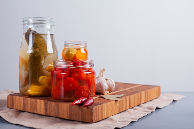 Verdure fermentate in barattoli sul tavolo