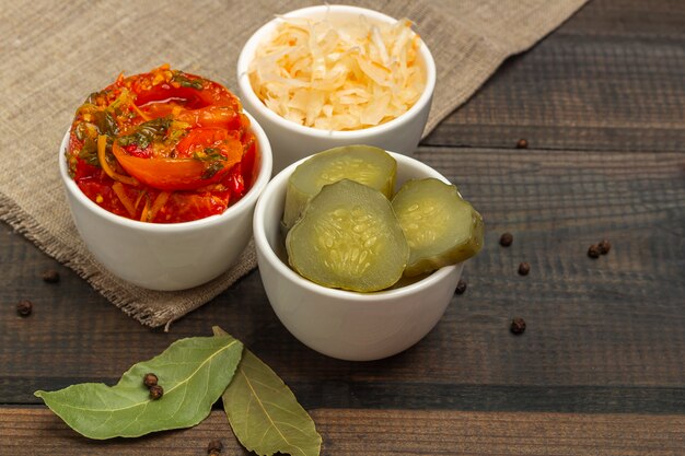 Verdure fermentate in ciotole sulla tavola di legno