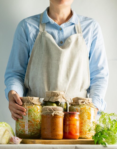 Verdure fermentate o in scatola zucchine diverse carote crauti cetrioli in barattoli stare sul sale contro