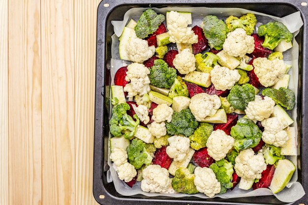 Verdure fresche assortite su una teglia. Cavolfiore, broccoli, barbabietole, zucchine