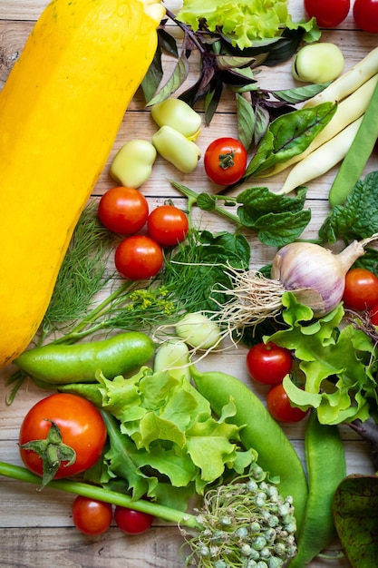 Verdure fresche autunnali sul fondo della tavola in legno