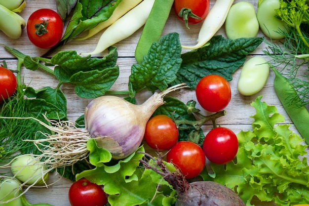 Verdure fresche autunnali sul fondo della tavola in legno