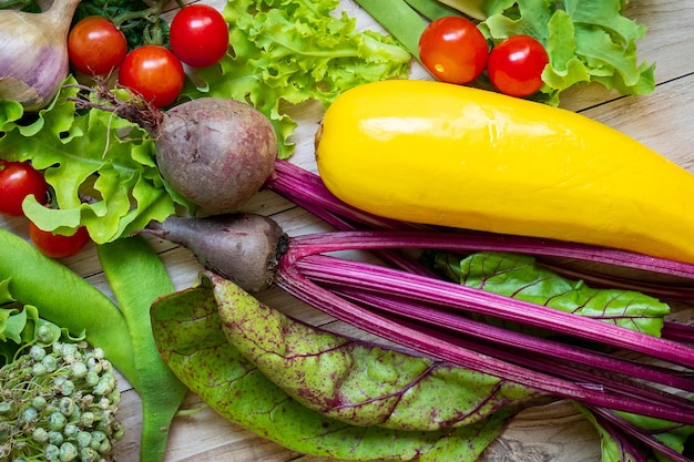 Verdure fresche autunnali sul fondo della tavola in legno