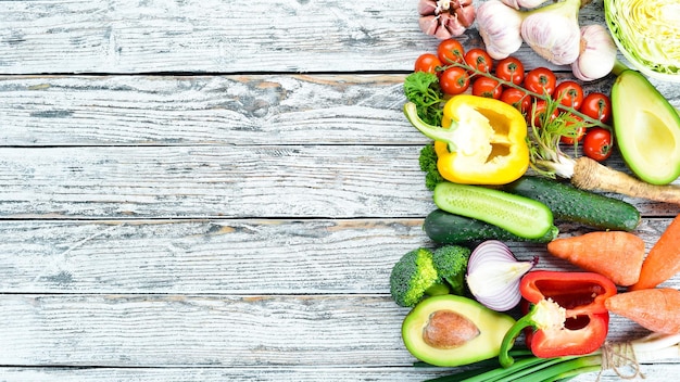 Verdure fresche Avocado cetriolo cipolla aglio pomodori carote rafano Vista dall'alto Spazio libero per il testo